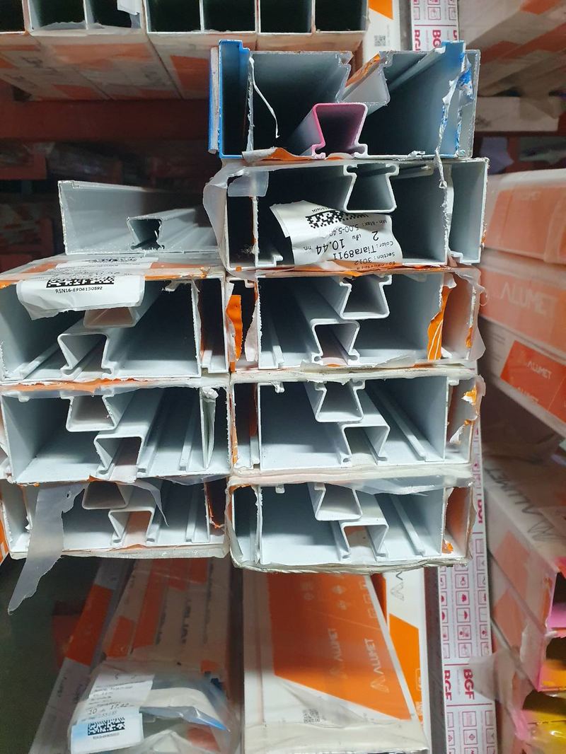 ปลายเส้นอลูมิเนียมกล่องร่อง วางซ้อนกันบนชั้นในร้าน เห็นร่องด้านในหน้าตัด