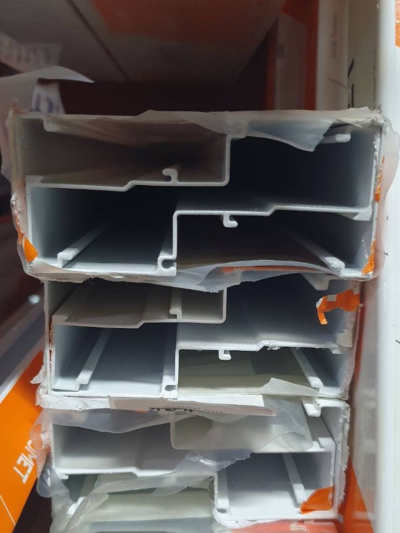 ปลายเส้นอลูมิเนียมกล่องเปิด วางซ้อนกันบนชั้นในร้าน เห็นรูปหน้าตัด