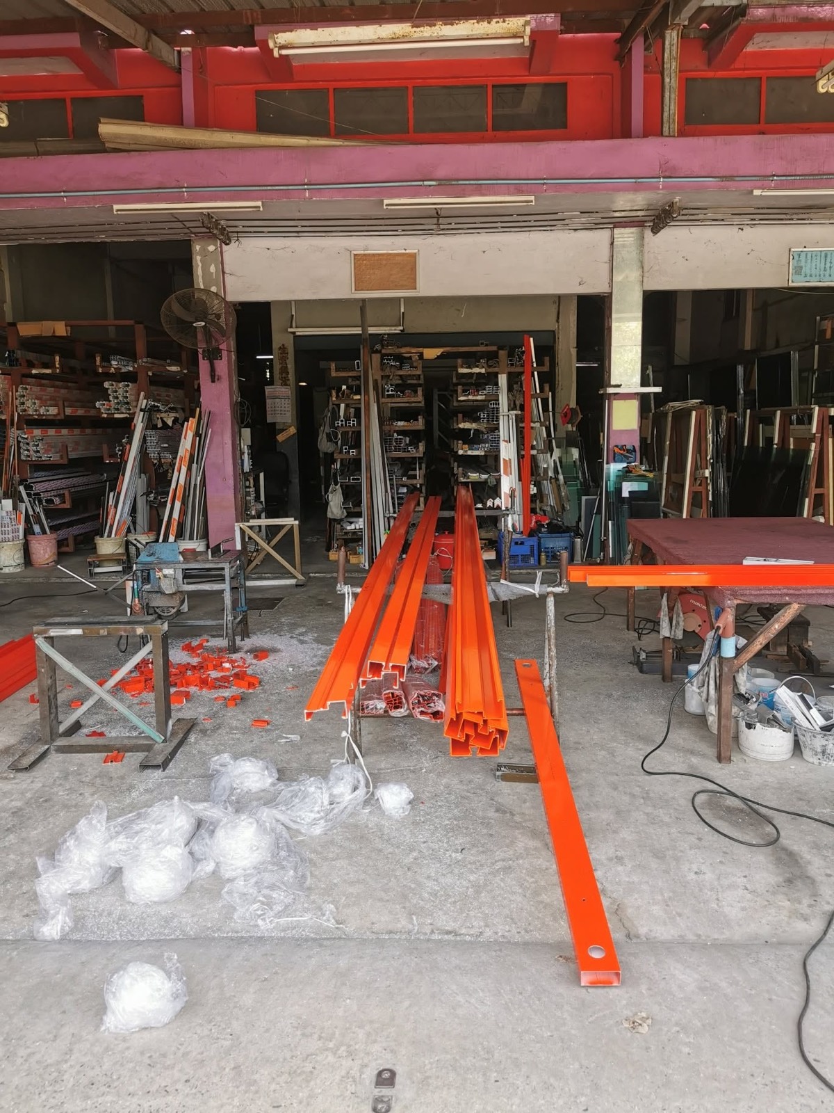 เส้นอลูมิเนียมพ่นสีกำลังตัดตามขนาดหน้างาน
