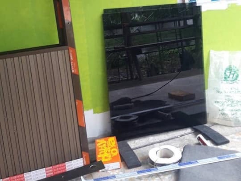 กระจกชาดำ ยางอัด ซิลิโคน และเส้นอลูมิเนียม ยกไปรออยู่ที่หน้างาน
